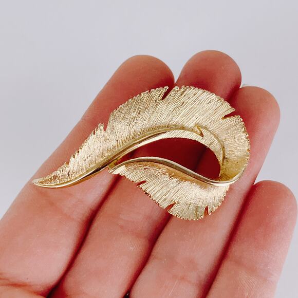 VTG Signed Sarah Coventry Gold Tone Leaf Brooch Mid Century 1960s Sculptural Pin - Picture 2 of 11